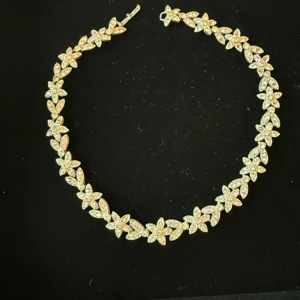 Elegant Gold Floral Necklace - Picture 3 of 4